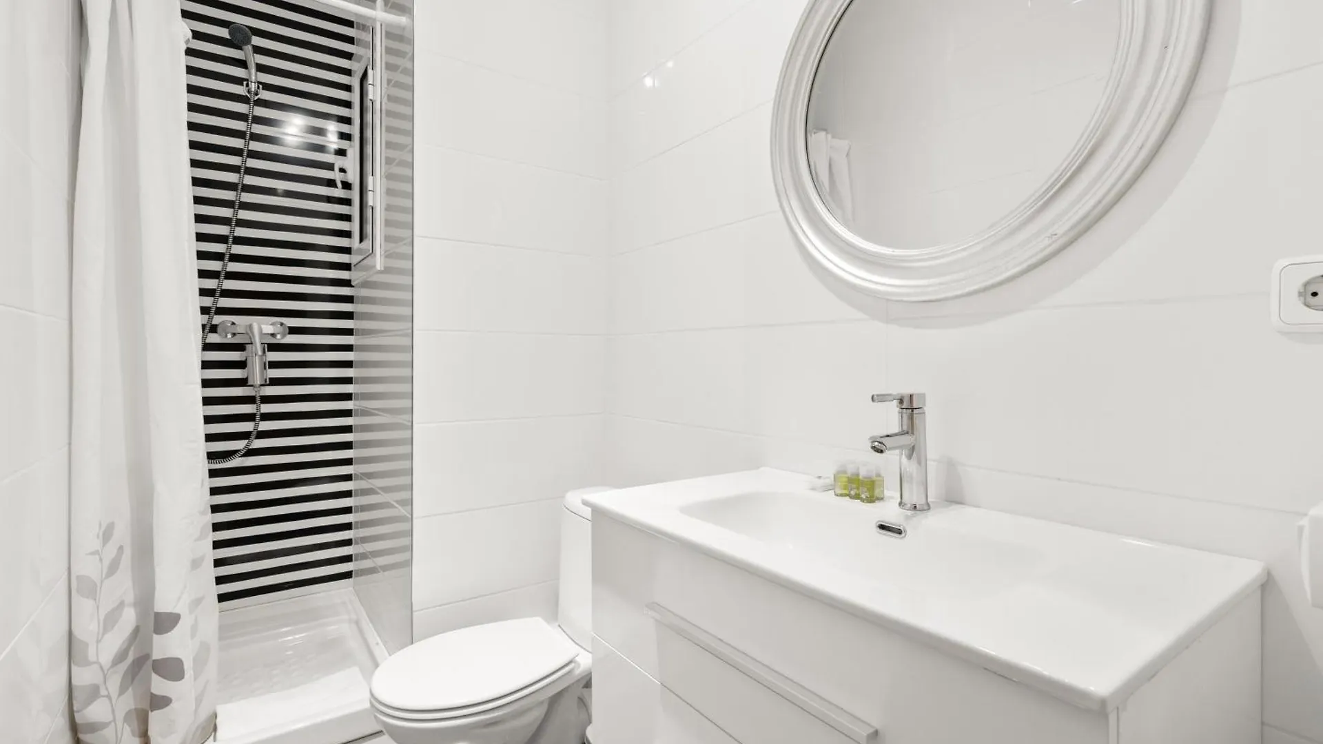 Apartment Fridays Flats Spacious 4Br Family Retreat Barcelona