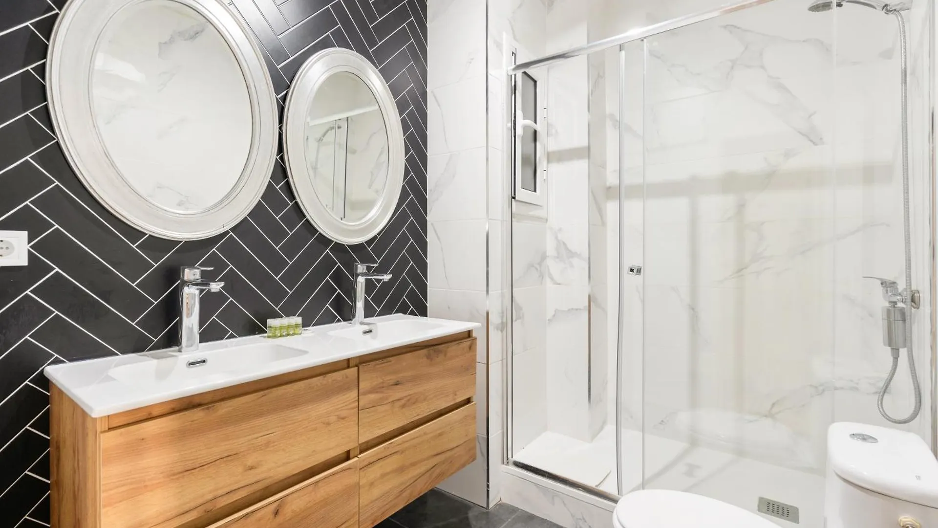 Fridays Flats Spacious 4Br Family Retreat Barcelona